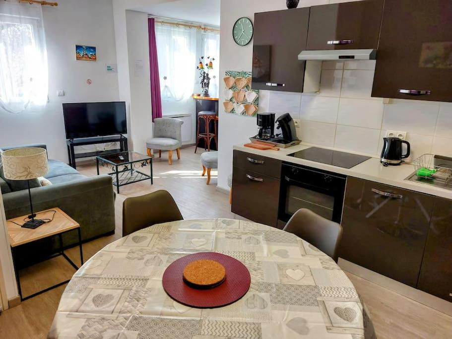 Gite 65 M2 200 M Gare T-G-V 400 M Centre-Ville Grand Parking 250 Places Gratuit Face Au Logement Арас Екстер'єр фото